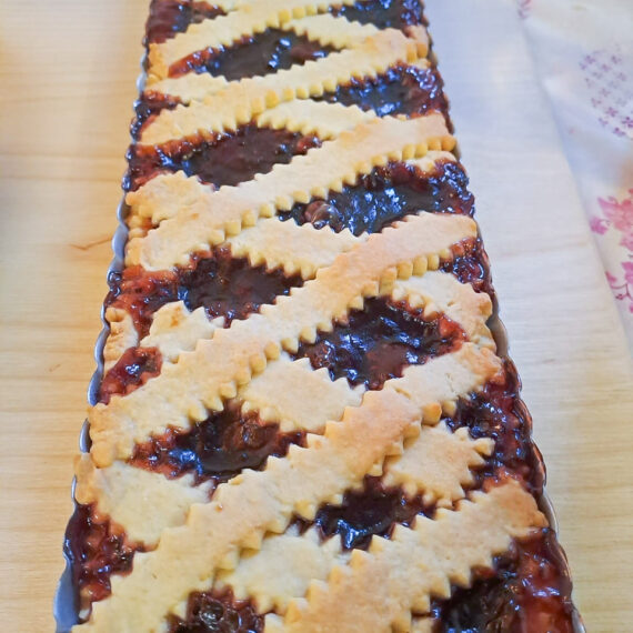 Colazione preparata in casa da casa country, brioches, torte, marmellate, crostate, erbazzone