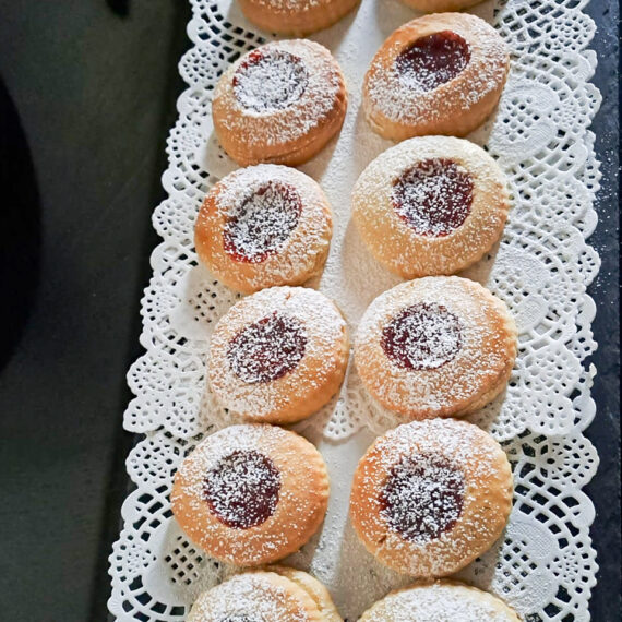 Colazione preparata in casa da casa country, brioches, torte, marmellate, crostate, erbazzone-7